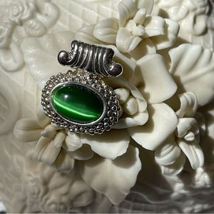 VINTAGE | Green Cat Eye Type Center Stone Silver Tone Pendant